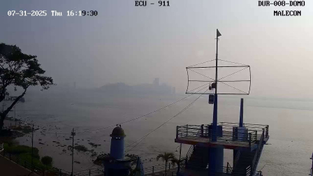 Una densa capa de neblina cubrió la ciudad de Guayaquil la tarde de este jueves 31 de julio del 2025.