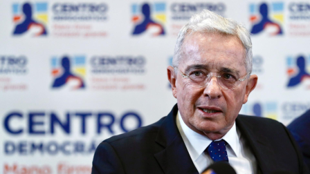 Fotografía de archivo fechada el 27 de noviembre de 2023 del expresidente de Colombia, Álvaro Uribe Vélez, hablando durante una rueda de prensa en Bogotá (Colombia).