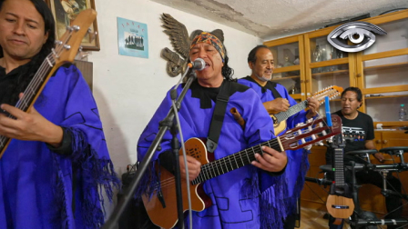 Desde Zámbiza, Jayac lleva más de 30 años difundiendo el folclor andino ecuatoriano con energía y pasión. Su música ha hecho bailar desde Quito hasta Europa, pasando por Estados Unidos, y ha conquistado incluso a estrellas internacionales como Will Smith. Su historia y legado siguen vibrando en cada escenario.