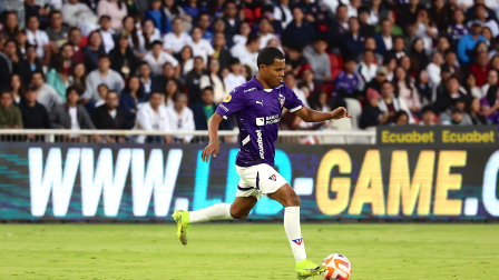 Bryan Ramúrez, ofensivo del cuadro universitario, durante una acción de juego ante Deportivo Cuenca, en el estadio Rodrigo Paz Delgado.