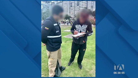 Con 4 700 dólares fue sancionado un hombre que intentó vender de manera ilegal a dos cachorros de raza husky siberiano en un parque del norte de Quito. El hombre fue denunciado ante la Unidad de Bienestar Animal.
Un reportaje de Mishell Villacís
