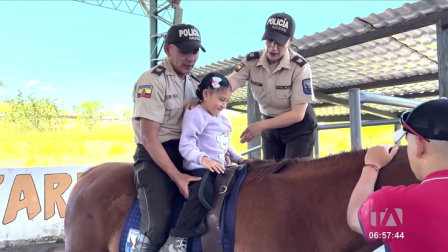 La Policía Nacional, a través de su Unidad de Equitación y Remonta, abre al público las inscripciones para el servicio de terapia asistida con caballos. Se trata de una técnica de rehabilitación innovadora y eficaz, dirigida a personas con diferentes tipos de discapacidad.
Un reportaje de Mishel Villacís