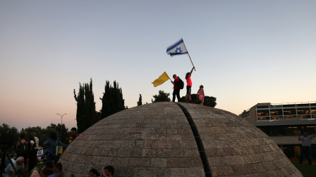 Manifestantes ondean banderas durante una protesta antigubernamental para exigir la liberación de los rehenes israelíes retenidos por militantes palestinos en la Franja de Gaza desde el 7 de octubre de 2023.