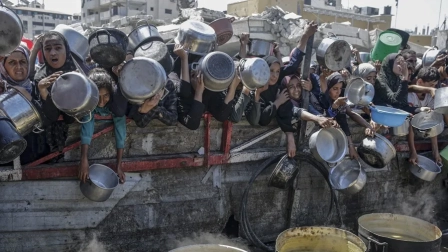 Decenas de palestinos se agolpaban para recibir una ración de comida en un comedor de caridad en la ciudad de Gaza, el pasado 4 de agosto.