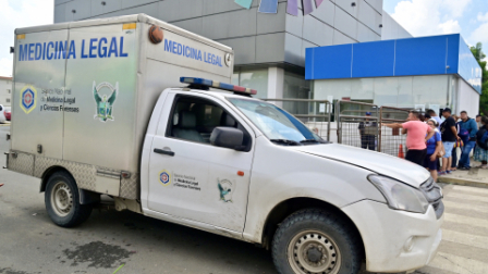 El cuerpo del militar fue trasladado a la morgue para determinar las causas de la muerte. Re