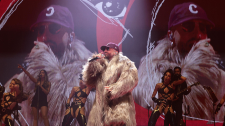 El artista colombiano Maluma canta durante su presentación como parte de su gira mundial "+Pretty +Dirty", en el Palacio de los Deportes de la Ciudad de México. 6 de agosto del 2025.
