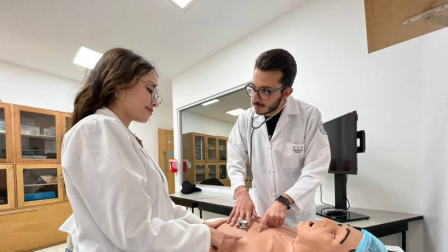 Estudiantes de Medicina de la PUCE de Ecuador.