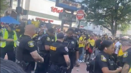 Videos difundidos en redes sociales muestran la intervención de la policía estadounidense en evento por la Independencia de Ecuador.