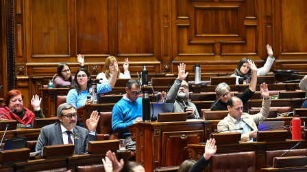 Diputados reaccionan durante una sesión en la Cámara Baja este martes, en Montevideo (Uruguay). La Cámara de Representantes de Uruguay comenzó a debatir el proyecto de ley 'Muerte digna', que tiene por objeto legalizar la eutanasia en el país.