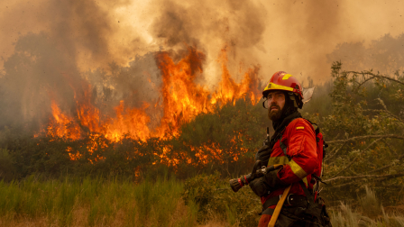Un efectivo de la Unidad Militar de Emergencias (UME) en la localidad de A Espasa, durante el incendio forestal que permanece activo en Chandrexa de Queixa (Ourense).