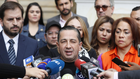 Fotografía de archivo del 6 de diciembre de 2023 del Representante a la Cámara por el partido Cambio Radical Julio César Triana (c) hablan durante una rueda de prensa en Bogotá.