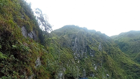 La lluvia ocasionó deslizamientos en distintos puntos de la vía E35 en el tramo Baños Puyo.