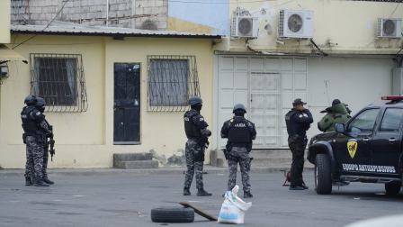 La Unidad Antiexplosivos de la Policía Nacional en una escuela en Durán. Fotos: César Muñoz/API