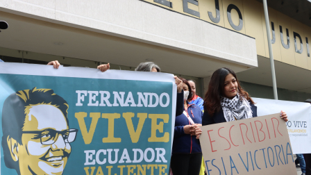 Plantón de familiares y amigos de Fernando Villavicencio, en el Complejo Judicial Norte en junio del 2024.