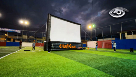 El festival Chulpicine lleva la pantalla grande a calles, barrios y plazas donde el cine no existe.  A través de estas historias iluminan comunidades y crean risas compartidas.