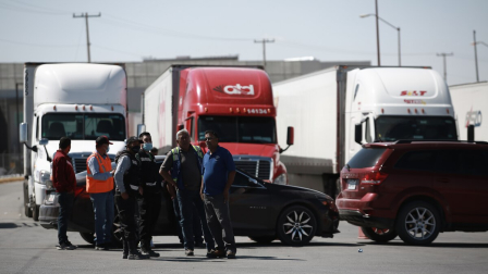 Transportistas hacen fila para ser inspeccionados en el Puente Internacional Zaragoza, en la frontera entre México y Estados Unidos.