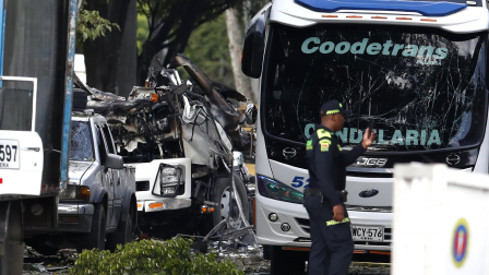 Integrantes de la Policía Nacional inspeccionan la zona del atentado tras una explosión en inmediaciones de la Escuela Militar de Aviación Marco Fidel Suárez en Cali (Colombia).