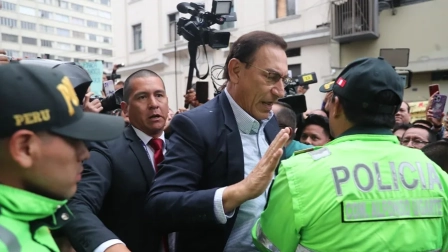El expresidente peruano Martín Vizcarra permanece detenido por supuestamente haber recibido sobornos.
