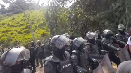 Un fuerte contingente policial y militar permanece en Palo Quemado el día de la consulta ambiental.