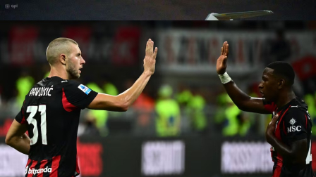 Strahinja Pavlovic celebra el gol del AC Milan junto con el ecuatoriano Pervis Estupiñán, quien lo asistió para que concretara la anotación.