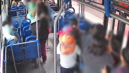 Un asalto a un bus urbano se registró en cámaras de vigilancia.