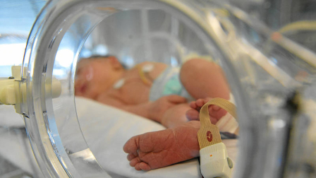 Un bebé prematuro trasladado a la unidad de cuidados intensivos habría sido víctima de mala praxis.