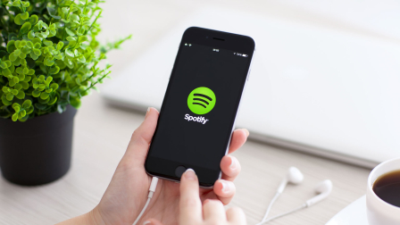 Spotify es una plataforma digital que ofrece acceso a una biblioteca de música, podcasts y audiolibros.
