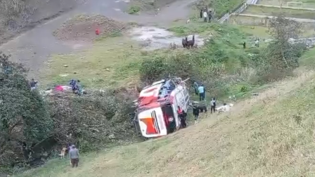 Un bus de pasajeros se volcó en el cantón Colta, provincia de Chimborazo.