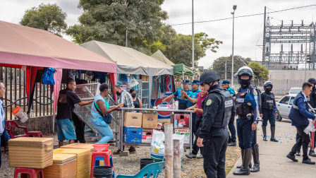 Personal municipal desalojó a comerciantes que vendían medicinas sin control.