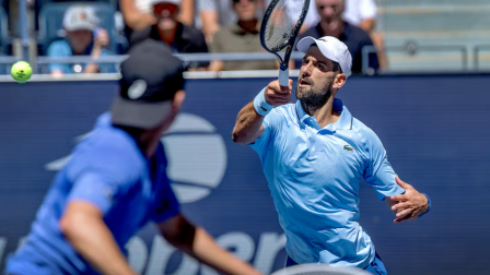 Djokovic volea durante el partido contra Svajda.