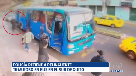 Un hombre fue detenido tras robar a pasajeros de un bus en el sector La Ecuatoriana, en el sur de Quito. Los usuarios expresaron su preocupación por la inseguridad en el transporte público.

Un reportaje de Gustavo Jaramillo