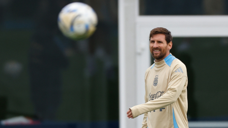El jugador de la selección argentina de fútbol Lionel Messi reacciona durante un entrenamiento este martes, en el predio de la Asociación de Fútbol Argentino.