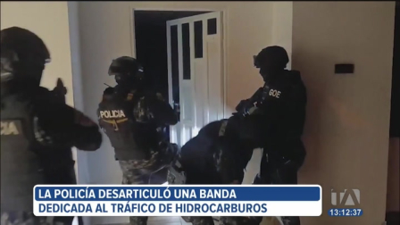16 militares de tropa y un integrante de 'Los Choneros', están entre los detenidos por tráfico ilegal de hidrocarburos. El ministro John Reimberg, anunció que el perjuicio al Estado es de 20 millones de dólares.
Un reportaje de María Fernanda Utreras