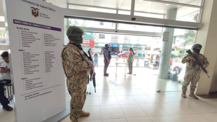 Militares resguardan las instalaciones del Hospital del Niño Francisco de Icaza Bustamante