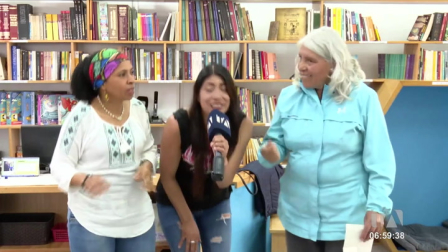 "Hip Hop Ghetto Avanza" es el primer grupo de rap conformado por adultos mayores en Quito. Con integrantes de 60 años en adelante, se reúnen cada semana en el parque Cumandá para escribir rimas y demostrar que el hip hop no tiene edad.
Un reportaje de Mishell Villacís