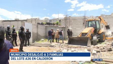 Tres familias fueron desalojadas del lote A36 en la parroquia de Calderón, en el norte de Quito. Esta es la sexta intervención que realiza la actual administración municipal en ese sector.
Un reportaje de Juan Miguel Rodríguez