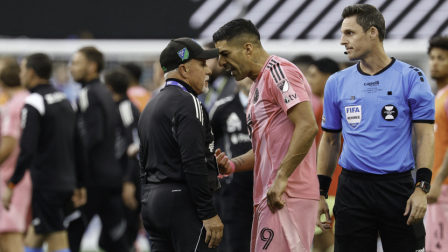 Luis Suárez discute con un integrante del Seattle Sounders durante un partido por la Leagues Cup, el 31 de agosto de 2025.