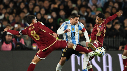 Messi y Rincón tuvieron varios encuentros en la cancha en el partido de Eliminatorias