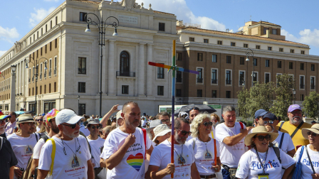 Los católicos LGTBIQ+ atraviesan este sábado la Puerta Santa de San Pedro durante el Jubileo