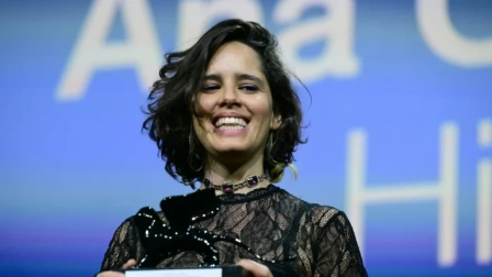 La directora ecuatoriana Ana Cristina Barragán posa con el premio Horizontes al Mejor Guión por la película 'Hiedra'.