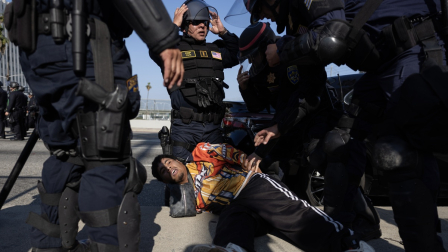 Un manifestante es arrestado durante las protestas provocadas por las redadas migratorias en Los Ángeles, California, EE.UU.