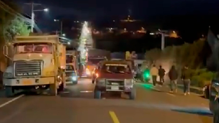 Transportistas bloquean vía Panamericana Norte en Carchi para exigir seguridad