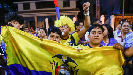 Hinchas de la selección de Ecuador se reunieron frente al hotel de los seleccionados para brindar su apoyo.