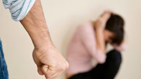 Las personas que son víctimas de violencia de género pueden denunciar gratis e Fiscalía