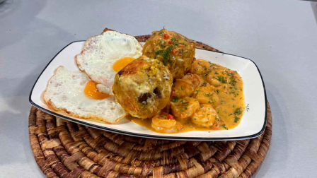 Este martes 9 de septiembre del 2025 preparamos bolón mixto con salsa de camarón, junto al chef Felipe Campana.