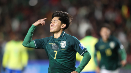 Miguel Terceros de Bolivia celebra un gol este martes, en un partido por las eliminatorias a la Copa Mundial 2026 entre Bolivia y Brasil en el Estadio Municipal de El Alto (Bolivia)