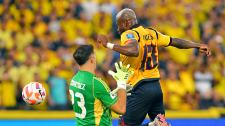 Enner Valencia enfrenta al golero Emmanuel Martínez, de Argentina, en el partido disputado el 9 de septiembre del 2025.