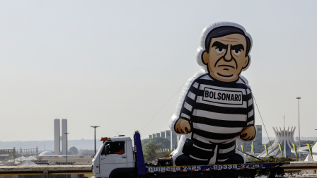 Muñeco inflable de Jair Bolsonaro exhibido pos las calles de Brasila