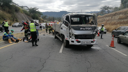Agentes de tránsito y bomberos de Quito se trasladaron al lugar del siniestro para atender la emergencia