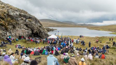 Habitantes de Azuay en una reunión en los páramos de Quimsacocha.